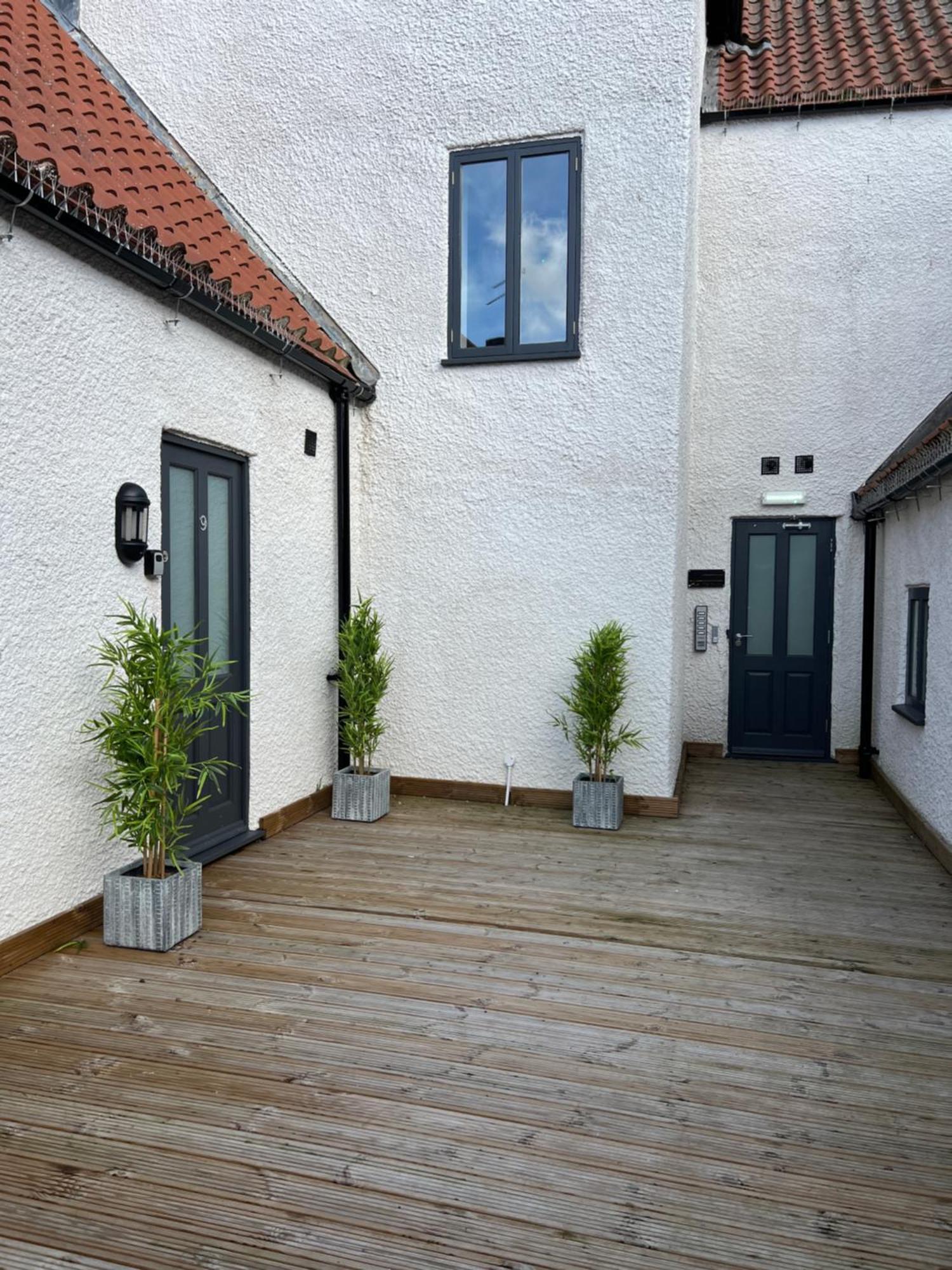 9 Plants Yard Apartment